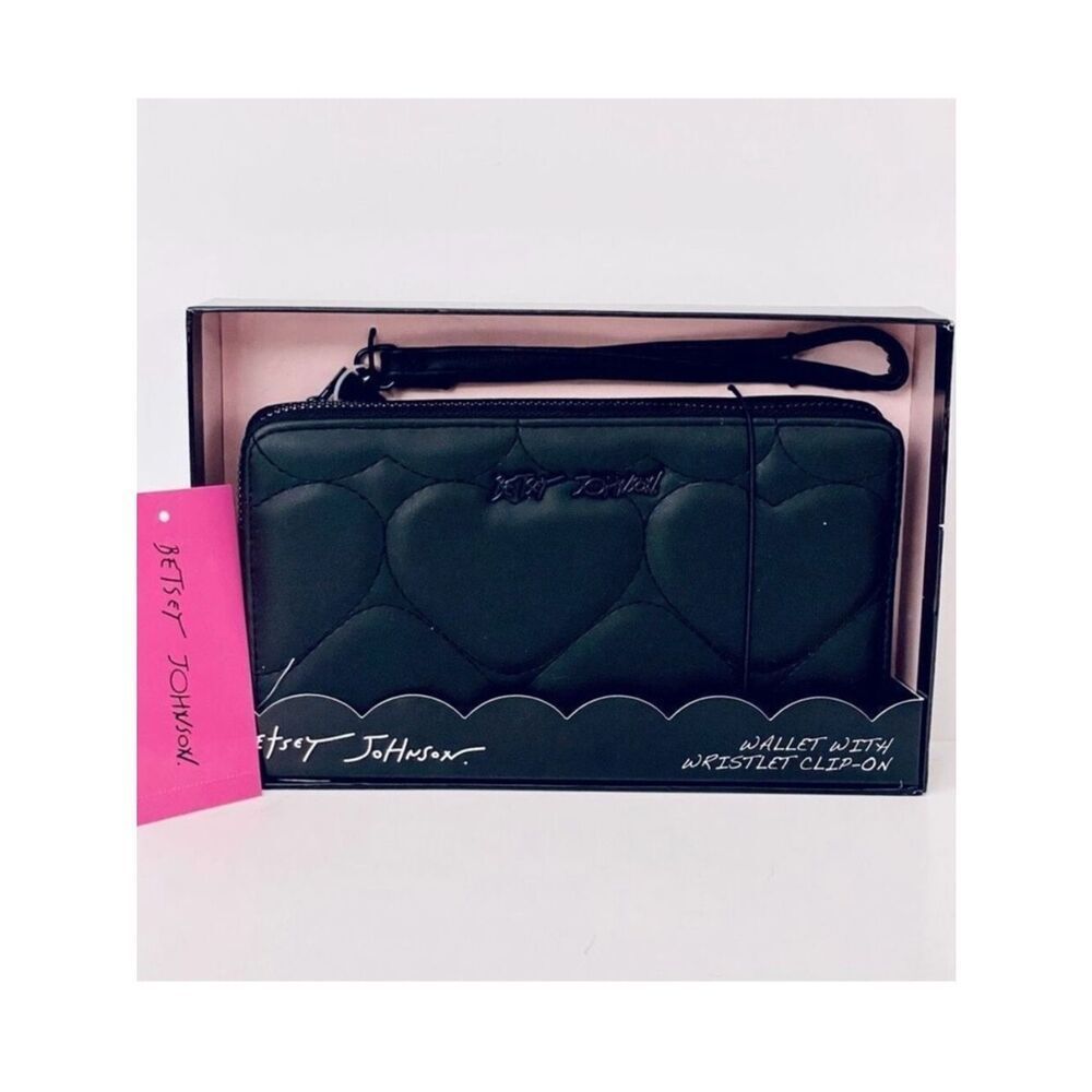 NWT Gorgeous Betsey Johnson Black Quilted Hearts Zip All Around Wristlet Wallet
